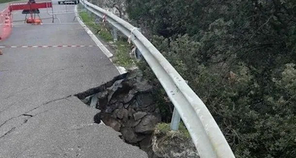 Crolla l'asfalto sulla strada provinciale 62 Bortigali-Mulargia: il sindaco ne ordina la chiusura