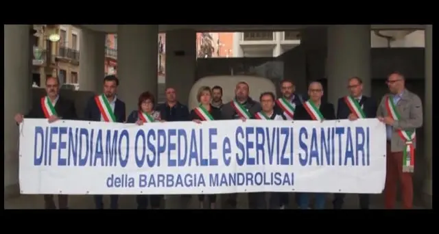 Sit in sotto il palazzo della Regione di 13 sindaci della Barbagia-Mandrolisai