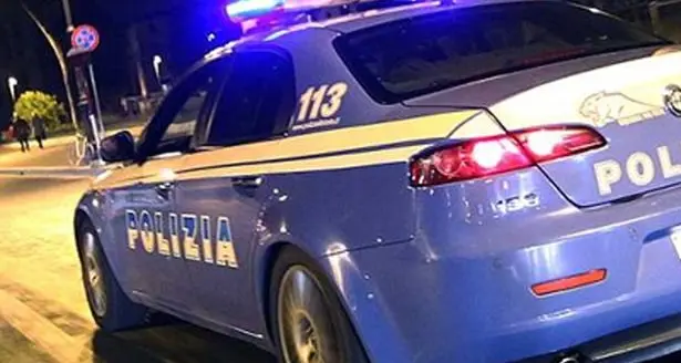 Non si fermano all'alt, tentano di investire due agenti e vanno a sbattere contro delle auto parcheggiate: 2 arresti