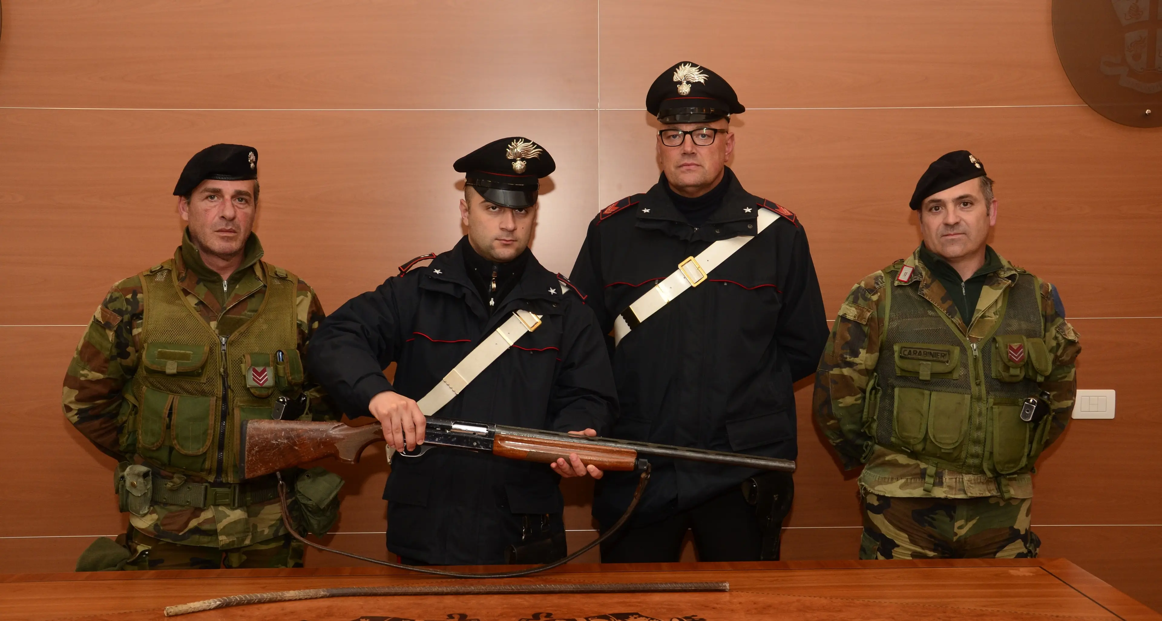 Aggredisce i genitori e spara con un fucile dentro l'abitazione : i Carabinieri arrestano un 25enne