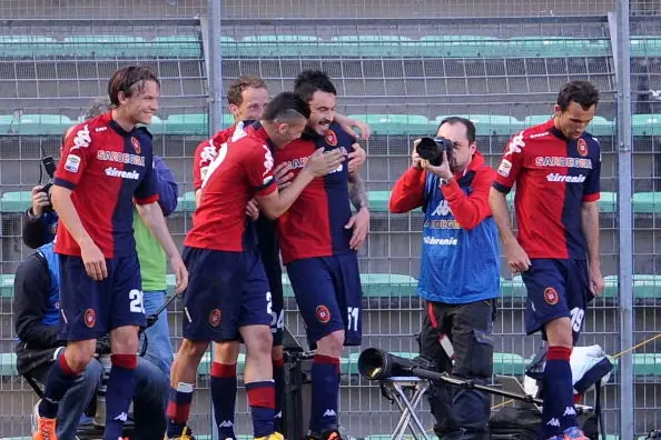 Cagliari\\'s forward Mauricio Pinilla (C) is congratulated by teammates after scoring during the Italian Serie A football match between Cagliari and Inter Milan on April 14, 2013 at the Nereo Rocco Stadium in Trieste.  AFP PHOTO / SIMONE FERRARO        (Photo credit should read SIMONE FERRARO/AFP/Getty Images)