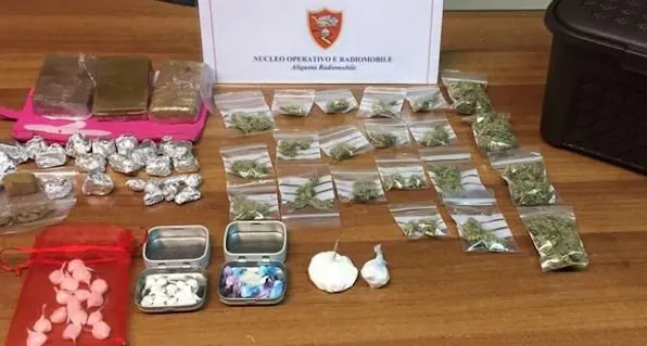 Guidava un motorino rubato e trasportava 700 grammi di droga