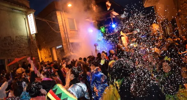 La folla delle grandi occasioni premia lo strepitoso Carnevale ovoddese che sfila con i carri in maschera