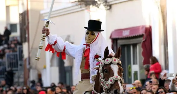 Si rinnova la tradizione della Sartiglia: ventiquattro le stelle centrate