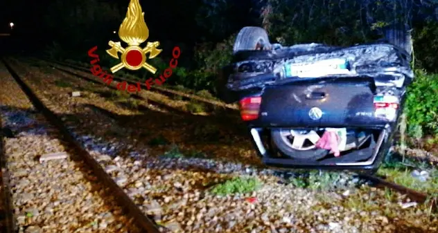 Sassari. Incidente stradale in un passaggio a livello: auto si ribalta, ferito il conducente