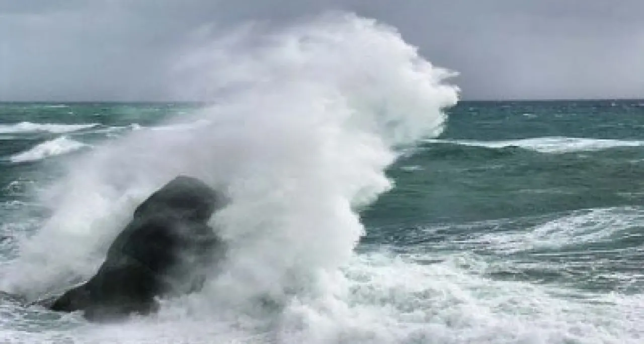 Continua l'allerta meteo per forte maestrale. Raffiche fino a 100 km/ora