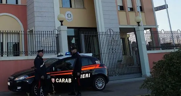Dopo una lite spara contro la porta del rivale: arrestato un cacciatore di 85 anni