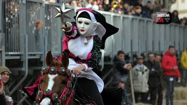 Caschetti e giubbotti alla Sartiglia? I Gremi chiedono di non snaturare il rito