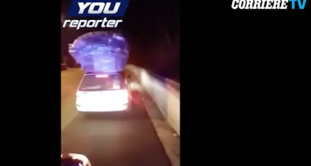 Auto stracarica, i Carabinieri filmano tutto: \"Come ca... hai fatto a caricà?\". IL VIDEO