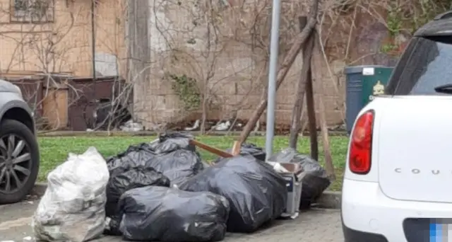 I bustoni dei rifiuti occupano anche il posto per i disabili, Fabrizio Marcello: “Sempre peggio”
