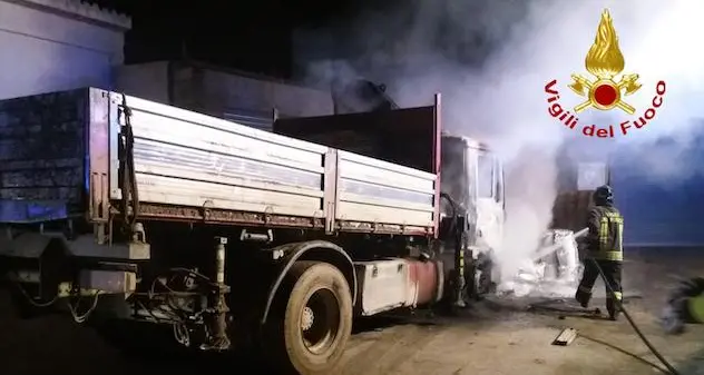 Incendi a Gergei, Bitti e Gavoi: in fiamme balle di fieno, un camion e un garage