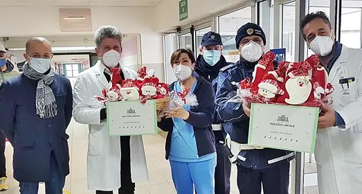 La Befana della Polizia Municipale porta i doni ai bambini e ai piccoli pazienti ricoverati in ospedale