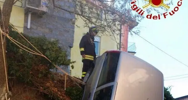 Con l'auto finisce dentro un cortile. LE FOTO