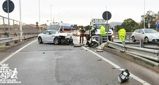 Perde il controllo dell’auto sull’asse mediano, 60enne finisce in ospedale