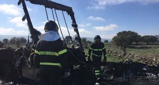 Rubano oltre 150 quintali di formaggio, ma il camion va a fuoco