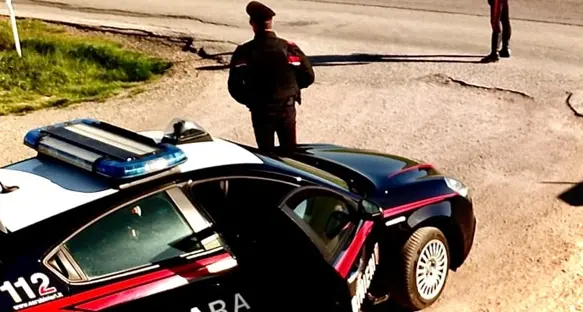 Auto si ribalta e finisce fuori strada, conducente risultato ubriaco
