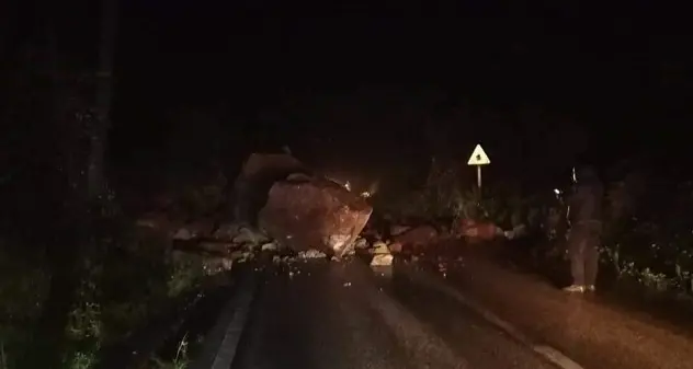 Caduta massi sulla carreggiata impedisce l'accesso a Putifigari