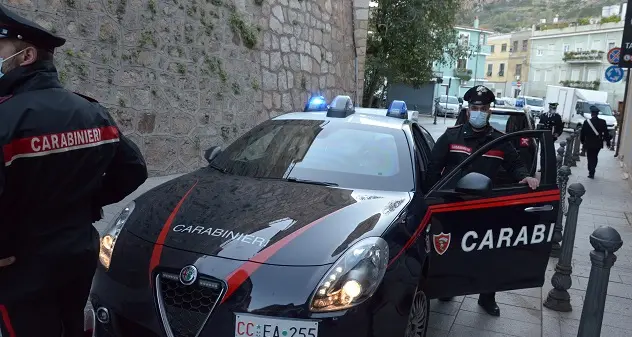 Giba. Ubriaco aggredisce una giovane e altre 4 persone: 28enne arrestato