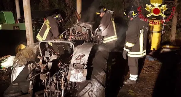 Trattore distrutto dalle fiamme: l'incendio è doloso