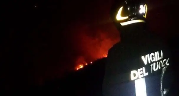 Vasto incendio nelle campagne tra Modolo e Flussio