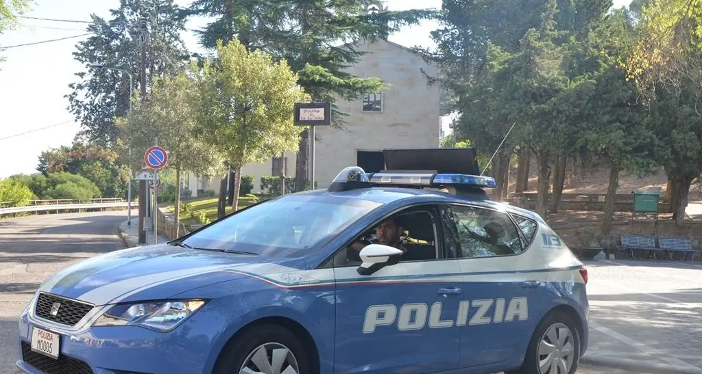 Furti seriali in città: la Polizia arresta un uomo e denuncia due donne