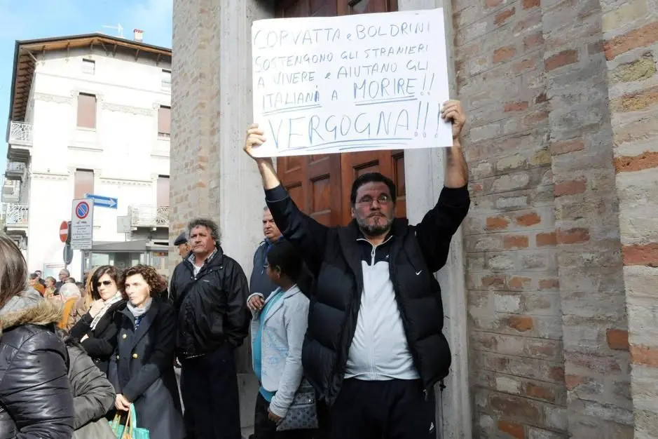 Contestazioni e urla di disprezzo nei confronti delle istituzioni da parte di gruppi di cittadini all\\'esterno della chiesa di San Pietro e Paolo a Civitanova Marche, 6 aprile 2013, dove si \\u00E8 celebrato il funerale di Romeo Dionisi, Anna Maria Sopranzi e Giuseppe Sopranzi, suicidatisi ieri. ANSA / CRISTIANO CHIODI