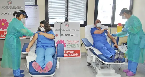 Covid, a Sassari il “vax day” degli operatori sanitari: “Vaccinatevi tutti”