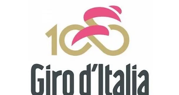 Tappa del Giro d'Italia ad Alghero: allestimenti con le vecchie ruote di biciclette