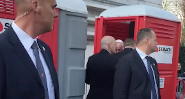 Il Papa in visita a Milano: Bergoglio usa un bagno chimico. IL VIDEO
