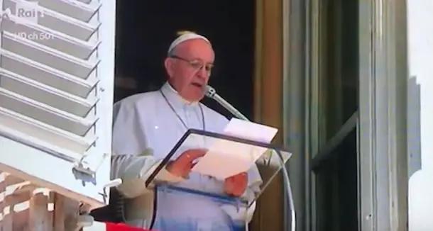 Papa Francesco durante l'Angelus saluta i fedeli di Quartu Sant'Elena