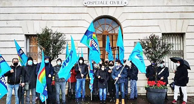 Presidio a Sassari dei lavoratori delle mense negli ospedali Ats: “Siamo in ginocchio”