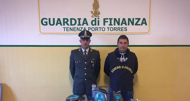 Sbarcati con 2.100 ovuli di hascisc nascosti nei contenitori per lubrificante: arrestata coppia di marocchini