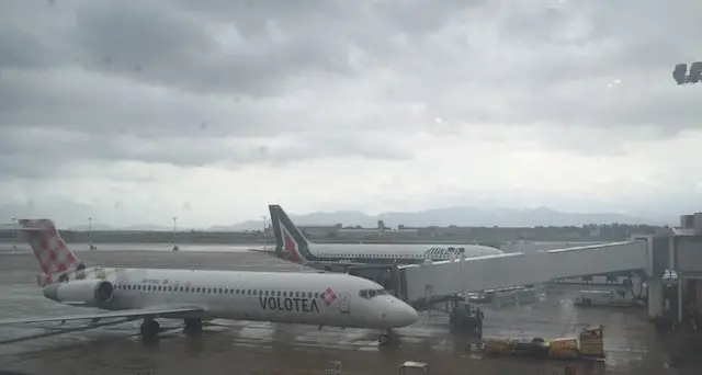 Disagi all'aeroporto di Cagliari a causa della forte nebbia: voli dirottati ad Alghero