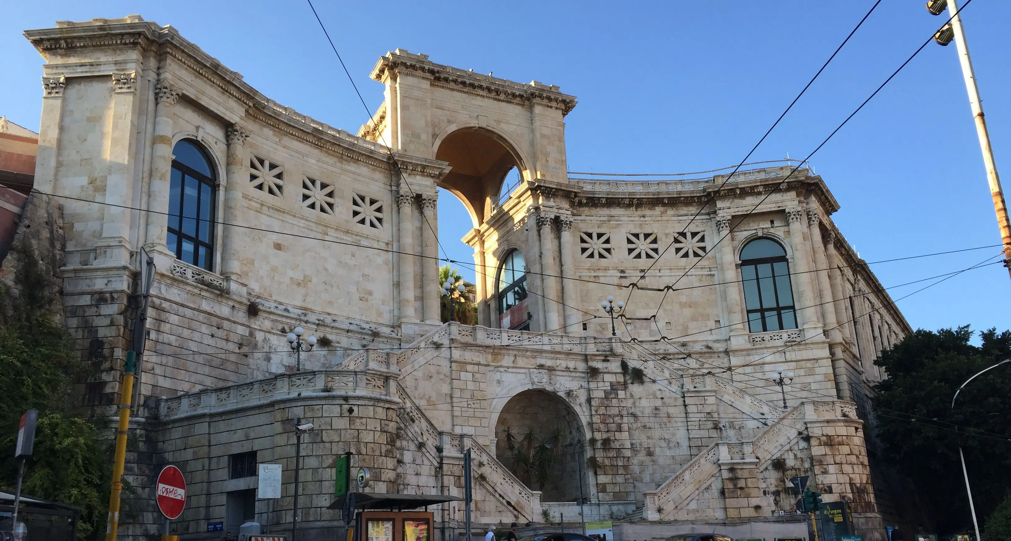 Protesta contro il \"massacro degli agnelli per Pasqua\": maxi striscione al Bastione di Saint Remy. FOTO