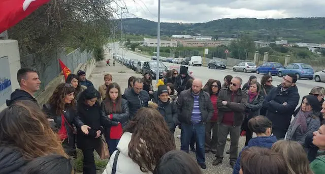 Sit-in di protesta degli ex lavoratori di Idea Motore: \"Non consentiremo a nessuno di portare via i nostri macchinari\"