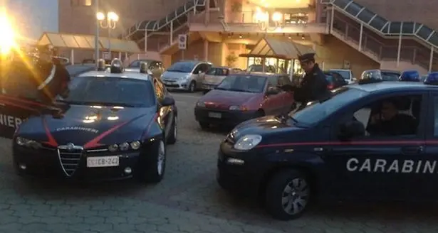 E' in libertà vigilata ma va al centro commerciale a rubare una bottiglia di vodka: arrestato