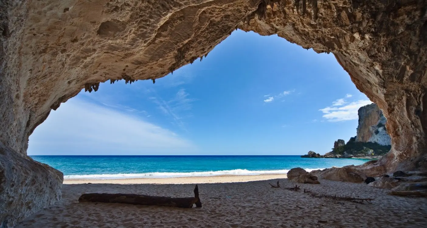 Incisioni con scalpello e martello nelle grotte di Cala Luna: denunciati due turisti piemontesi