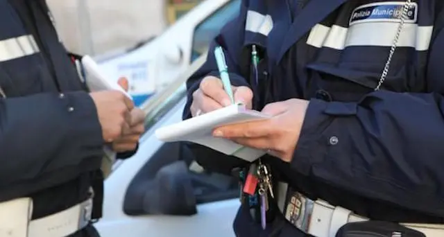 Parcheggio in doppia fila: non c'è tregua per i vigili urbani