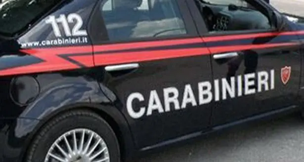 Tentano di scassinare un distributore automatico di bevande: 9 giovani denunciati