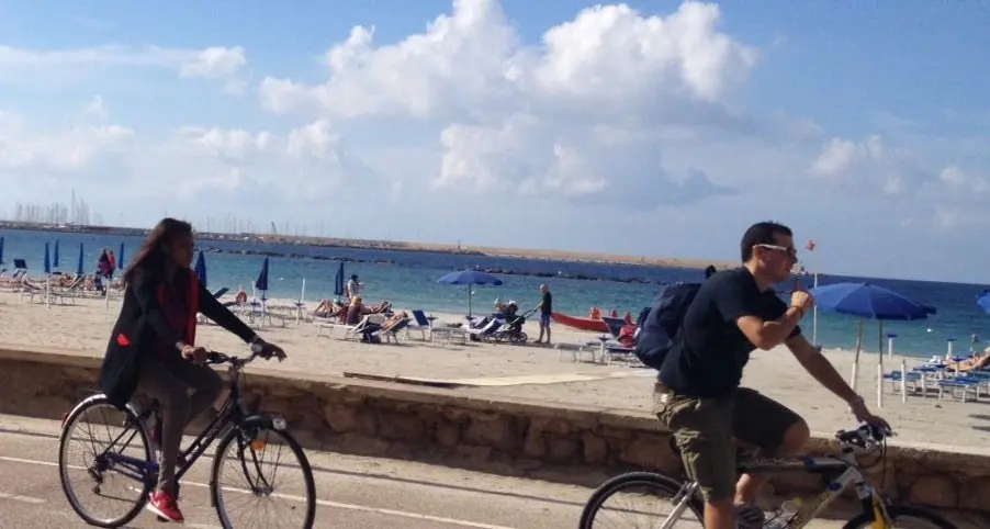 Soldi a chi va al lavoro e a scuola in bicicletta