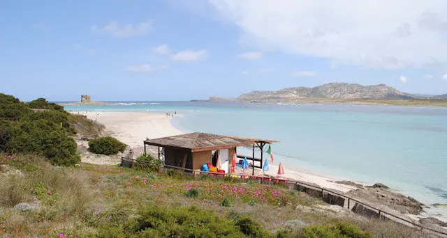 Stintino, marciapiedi nuovi e manutenzione nella spiaggia della Pelosa