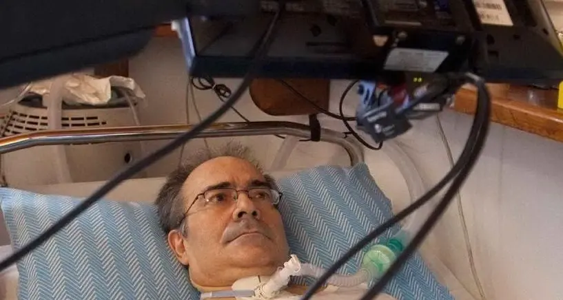 SLA. La protesta di Salvatore Usala davanti alla Regione: \"Adesso mi sono rotto le scatole, questi attori della politica non mantengono mai la parola data\"