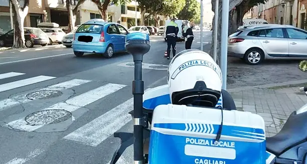 Donna falciata sulle strisce pedonali in viale Trieste: è caccia all’automobilista pirata