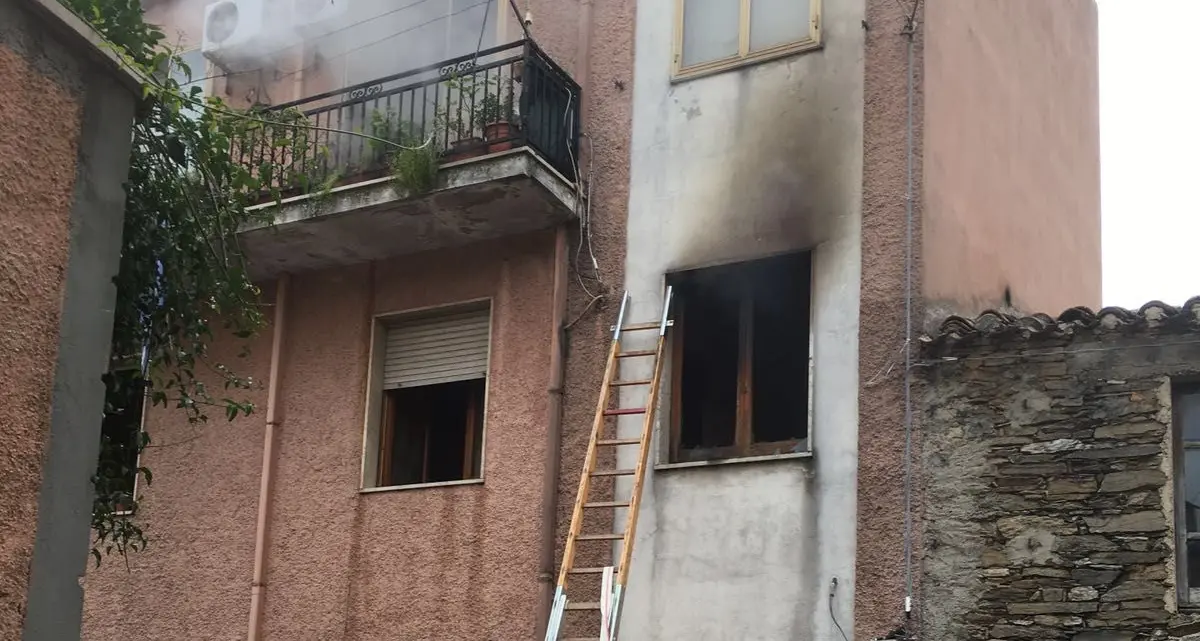 Incendio in una casa del centro. Grande mobilitazione, i danni sono ingenti