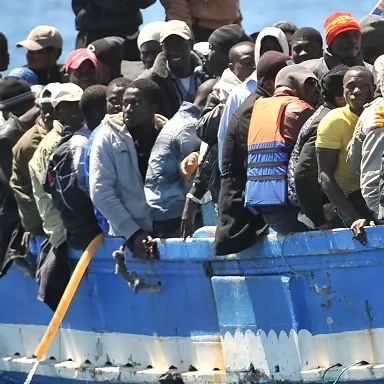 Ondata di sbarchi a Sant'Antioco: tra i migranti anche donne e bambini