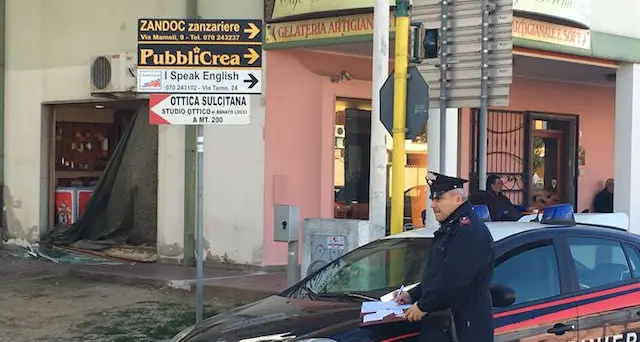 Sfondando la vetrina di un bar: prelevati un cambiamonete e il registratore di cassa