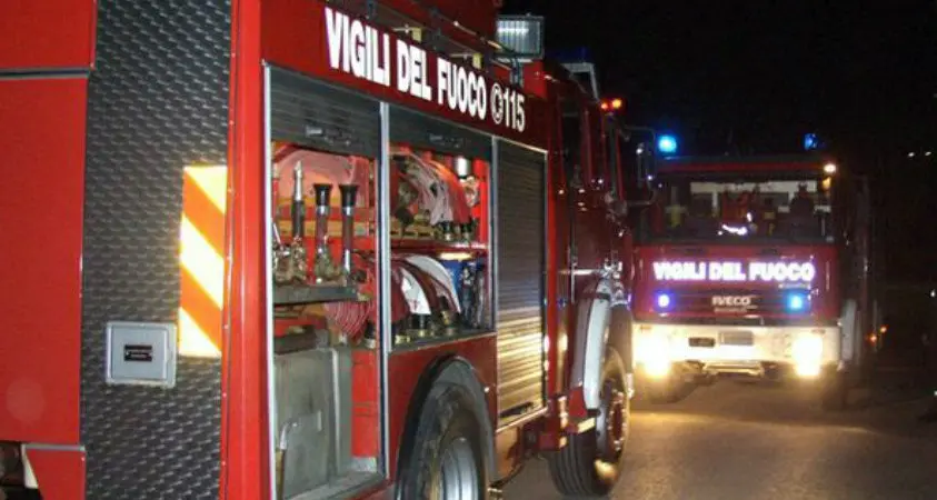 Divampa incendio in casa: famiglia fugge dalle fiamme