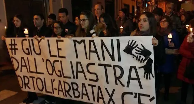 “Giù le mani dall'Ogliastra, dall'ospedale e dal tribunale\": ieri la fiaccolata contro i tagli