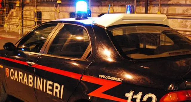 Chiede soldi agli anziani genitori, dopo il rifiuto distrugge la casa e loro si rifugiano in auto: arrestato 38enne