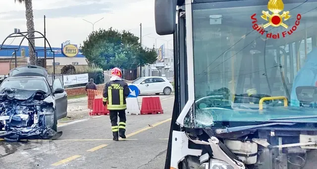 Frontale tra auto e bus del Ctm in viale Marconi: passeggeri feriti